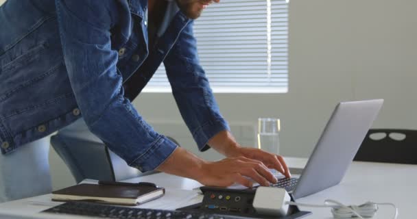 Mannelijke Uitvoerend Met Laptop Conferentieruimte Mannelijke Uitvoerend Werkzaam Kantoor — Stockvideo