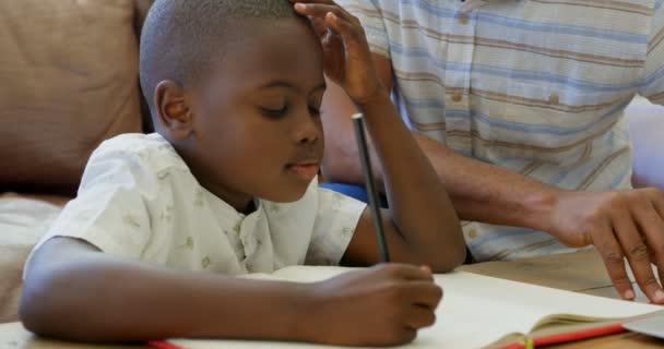 Siyah Baba Oğlu Evde Oturma Odasında Ödev Ile Yardım Dizüstü — Stok video
