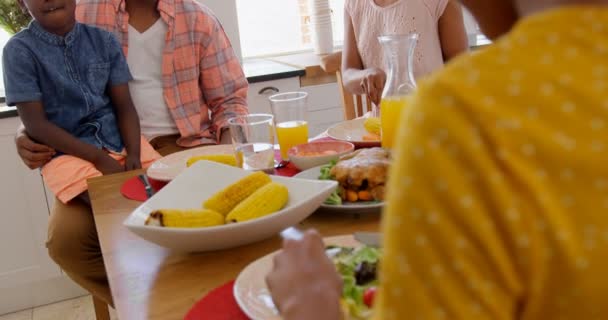 Mutlu Siyah Aile Evde Yemek Masada Yemek Yeme Babalar Kucağına — Stok video