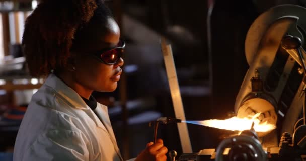 Vista Lateral Trabajadora Negra Creando Vidrio Fábrica Vidrio Negro Mujer — Vídeo de stock