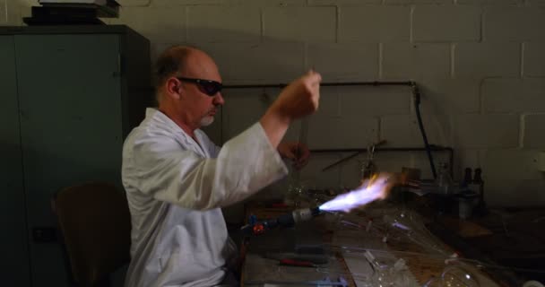 Seitenansicht Eines Reifen Männlichen Arbeiters Der Glas Einer Glasfabrik Herstellt — Stockvideo