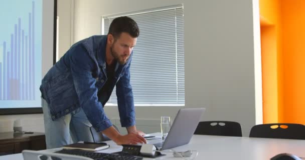 Férfi Ügyvezető Használ Laptop Konferencia Terem Hivatalban Dolgozó Férfi Ügyvezető — Stock videók