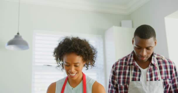 Vooraanzicht Van Zwarte Familie Cookie Cutter Met Keuken Thuis Zwarte — Stockvideo