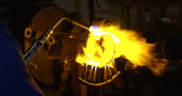 Close Van Mannelijke Werknemer Maken Glas Glasfabriek Mannelijke Werknemer Verwarming — Stockvideo