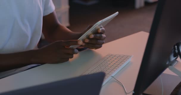 Mid Sectie Van Mannelijke Uitvoerend Bezig Met Digitale Van Tablet — Stockvideo