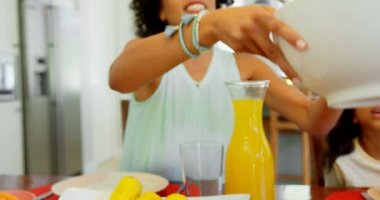 Siyah aile evde yemek masada yemek yeme. Siyah kadın gıda 4 k bir kase karıştırma