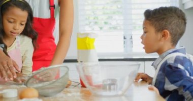 Siyah anne ve kızı mutfakta çerez kesici kullanarak. Siyah anne kızını 4 k gıda hazırlanmasında yardım