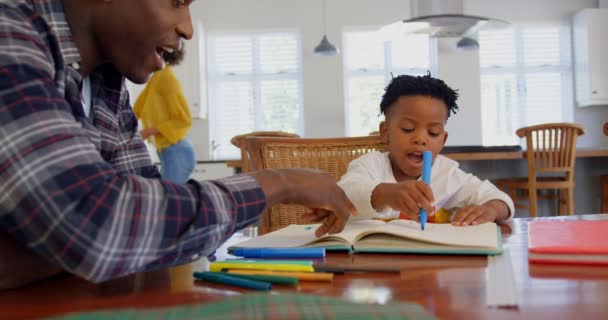 Vista Lateral Del Padre Negro Ayudando Hijo Con Tarea Hogar — Vídeo de stock