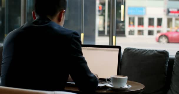 Rückansicht Eines Geschäftsmannes Der Modernen Hotel Laptop Arbeitet Geschäftsmann Sitzt — Stockvideo