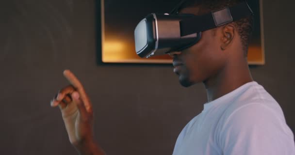 Vista Lateral Jovem Executivo Negro Usando Headset Realidade Virtual Mesa — Vídeo de Stock