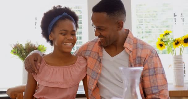 Εμπρόσθια Όψη Του Μαύρο Πατέρα Και Κόρη Που Αλληλεπιδρούν Μεταξύ — Αρχείο Βίντεο