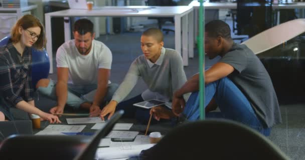 Jeune Équipe Mixte Affaires Discutant Sur Les Documents Bureau Jeune — Video