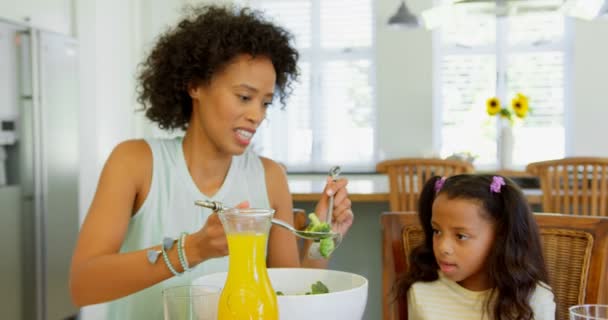 Mãe Negra Servindo Comida Para Sua Filha Mesa Jantar Preto — Vídeo de Stock