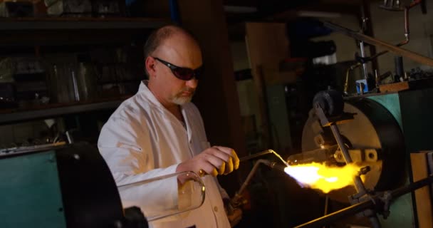 Vue Latérale Travailleur Masculin Mature Soufflant Verre Dans Une Usine — Video