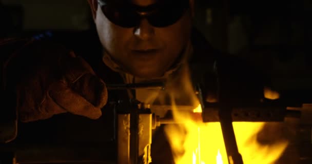 Framifrån Manlig Arbetstagare Att Skapa Glas Glasfabrik Manliga Arbetare Uppvärmning — Stockvideo