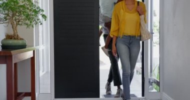 Siyah aile eve girerken önden görünümü. Oğlu 4 k taşıyan baba