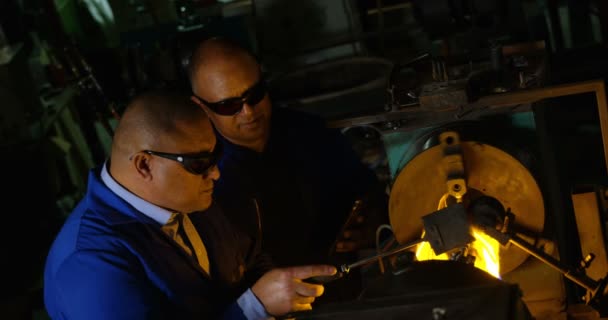 Deux Travailleurs Masculins Créant Verre Dans Une Usine Verre Travailleurs — Video