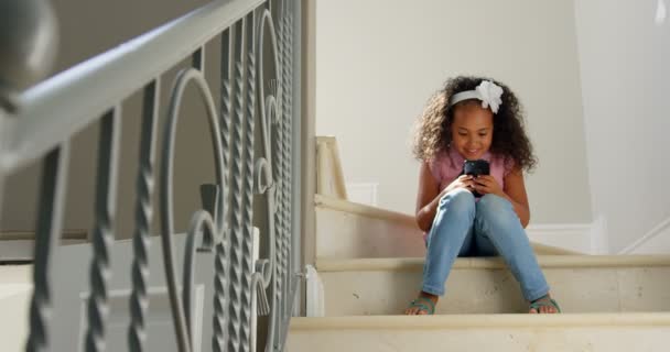 Вид Спереди Счастливой Чернокожей Девушки Использующей Мобильный Телефон Лестнице Уютном — стоковое видео