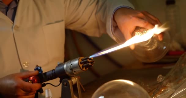 Sezione Centrale Del Lavoratore Maschile Che Crea Vetro Fabbrica Vetro — Video Stock