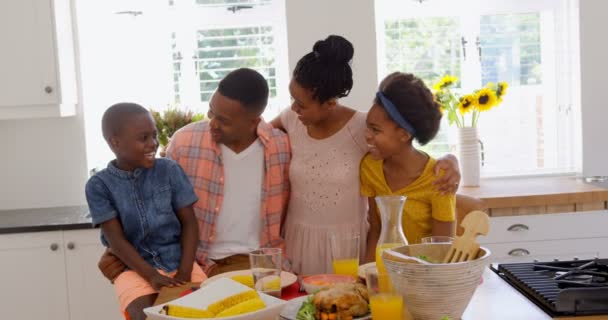 Vue Face Famille Heureuse Assise Ensemble Sur Table Manger Maison — Video