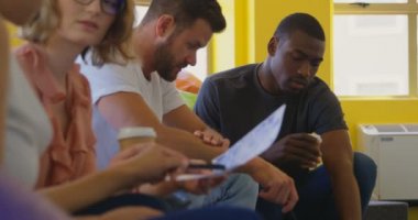 Genç yarış iş takım modern Office belgeleriniz üzerinde tartışırken karışık. Genç karışık yarış iş takım birlikte çalışan 4 k