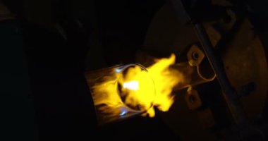 Yakın çekim cam cam fabrikasında oluşturuluyor. 4 k iplik cam