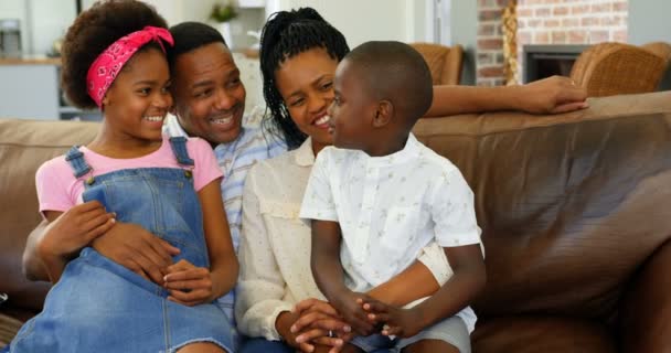 Vista Frontal Família Negra Divertindo Sala Estar Casa Família Negra — Vídeo de Stock