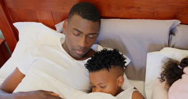 Siyah Aile Evde Yatak Odasında Yatmak Önden Görünümü Oyuncak Ayı — Stok video