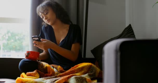 Čelní Pohled Mladé Asijské Ženy Používající Mobilní Pone Doma Mladá — Stock video
