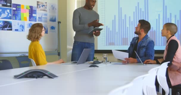 Joven Equipo Negocios Carreras Mixtas Planeando Sentado Oficina Moderna Joven — Vídeo de stock