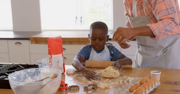 Vue Face Père Fils Noirs Faisant Cuire Des Biscuits Dans — Video