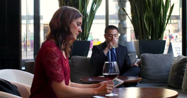 Otelin Kırmızı Şarap Yaparken Dijital Tablet Kullanarak Kadını Şadamı Olan — Stok video