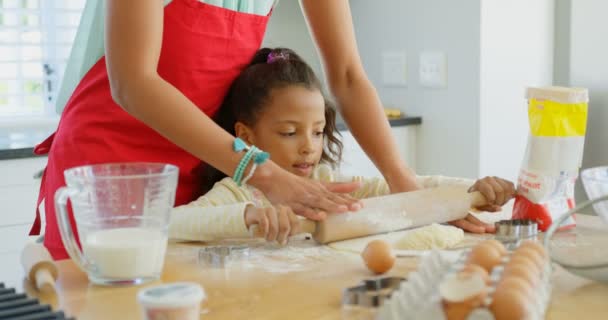 Vue Face Pâte Rouler Mère Fille Noires Avec Rouleau Pâtisserie — Video