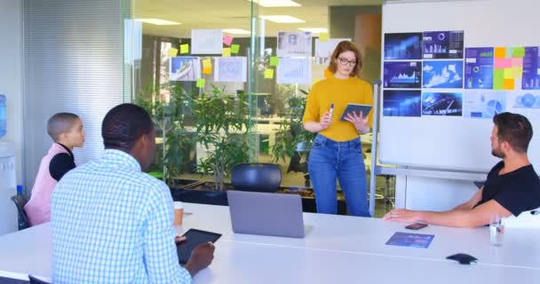 Junges Gemischtes Businessteam Das Plant Und Modernen Büro Sitzt Junges — Stockvideo