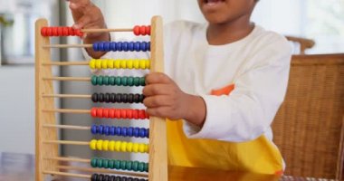 Önden görünüm siyah erkek çocuk abaküs ile rahat evde oynarken. Siyah çocuk abaküs 4 k bloklarında sayma