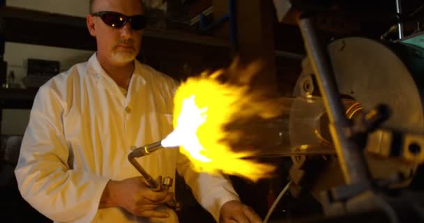 Vista Frontale Del Maturo Lavoratore Maschile Che Soffia Vetro Fabbrica — Video Stock