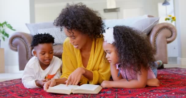 Vista Frontal Madre Negra Con Sus Hijos Leyendo Libro Hogar — Vídeo de stock