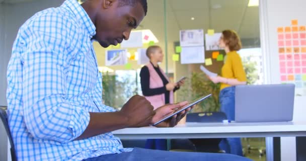 Genç Siyah Erkek Yönetici Çalışma Modern Office Dijital Tablet Yan — Stok video
