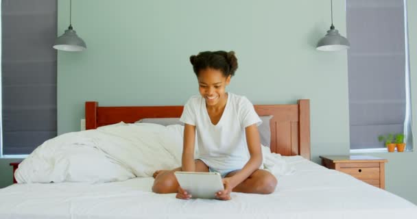 Vista Frontal Menina Negra Usando Tablet Digital Quarto Casa Menina — Vídeo de Stock