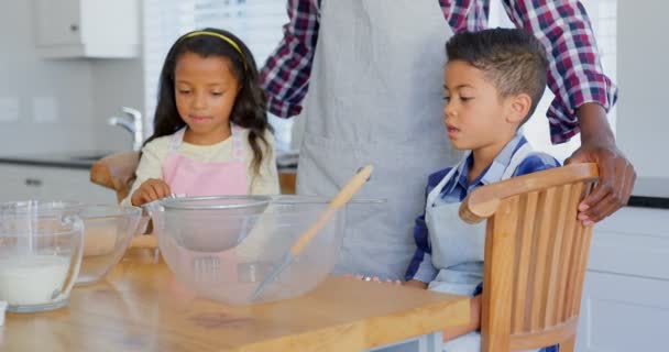 Vue Face Père Noir Avec Ses Enfants Préparant Nourriture Dans — Video