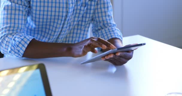 Jovem Executivo Negro Trabalhando Tablet Digital Escritório Moderno Jovem Preto — Vídeo de Stock