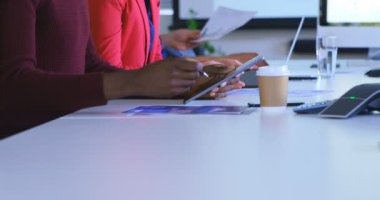 Yan görünüm karma yarış iş arkadaşları modern Office dijital tablet üzerinde tartışıyor. Karışık yarış iş arkadaşları birlikte oturan 4 k