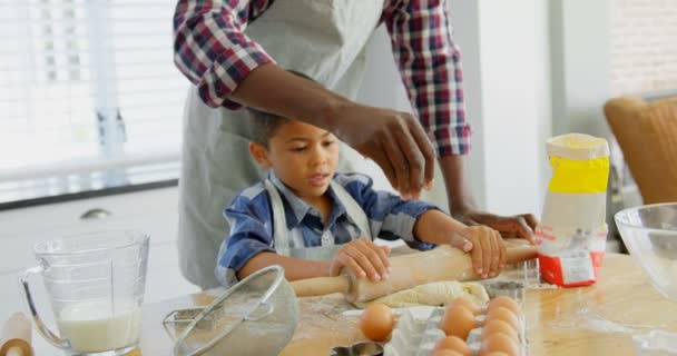 Pasta Rotolamento Padre Figlio Nero Con Mattarello Casa Padre Aiutare — Video Stock