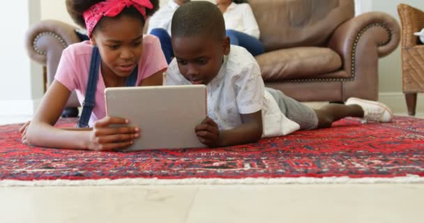 Frontansicht Schwarzer Kinder Mit Digitalem Tablet Heimischen Wohnzimmer Mutter Und — Stockvideo