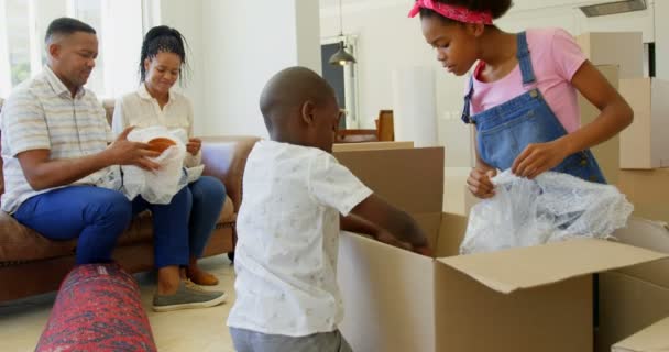 Família Negra Feliz Desempacotar Caixas Papelão Casa Família Negra Mudando — Vídeo de Stock