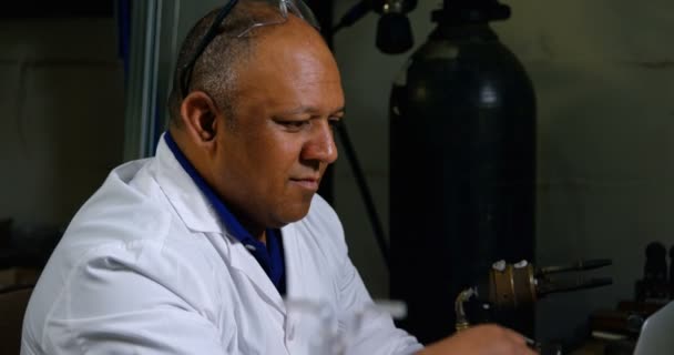 Olgun Erkek Işçi Cam Fabrikasında Masada Dizüstü Kullanarak Yan Görünüm — Stok video