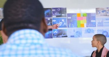 Genç yarış iş planlama ekibini ve modern ofiste otururken karıştırılır. Genç yarış iş takım grafik 4 k üzerinde tartışırken karışık