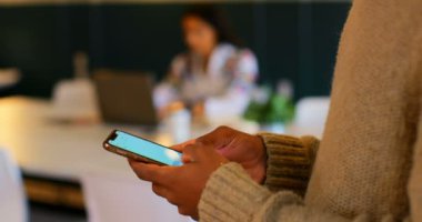 Erkek yönetici cep telefonu kullanma modern office orta bölümü. 4k ofiste erkek çift ayakta