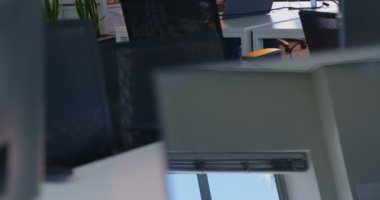 Genç erkek yönetici çalışma bilgisayarda Office masasında yan görünüm. 4 k masada oturan genç siyah erkek yönetici