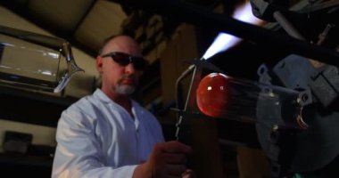 Cam cam fabrikasında oluşturma beyaz olgun erkek işçi. Beyaz olgun erkek işçi cam 4 k Isıtma